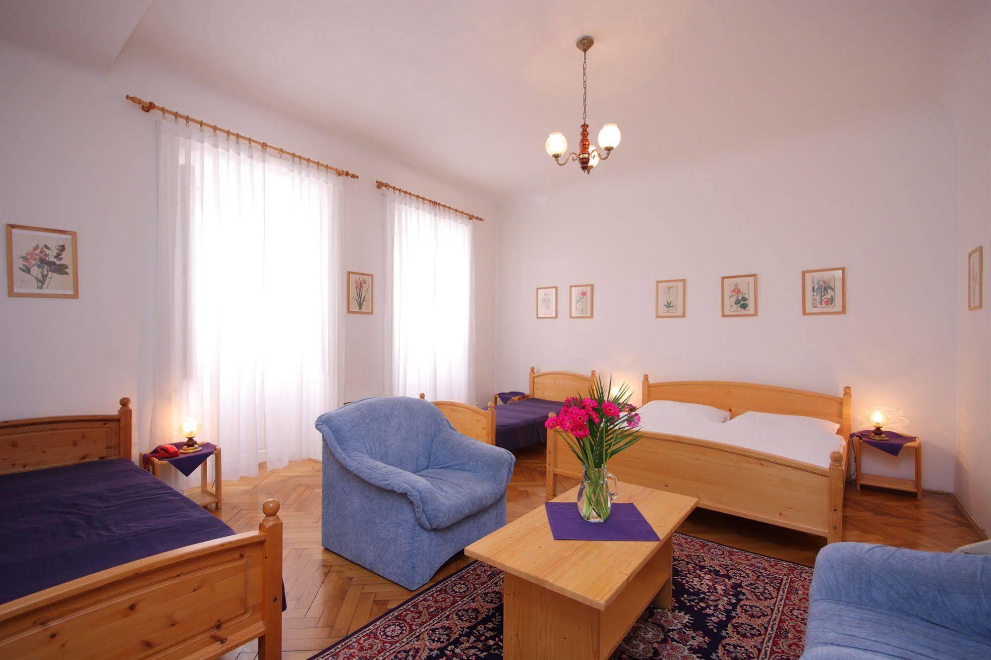 The Green Garland Pension Praga Exterior foto