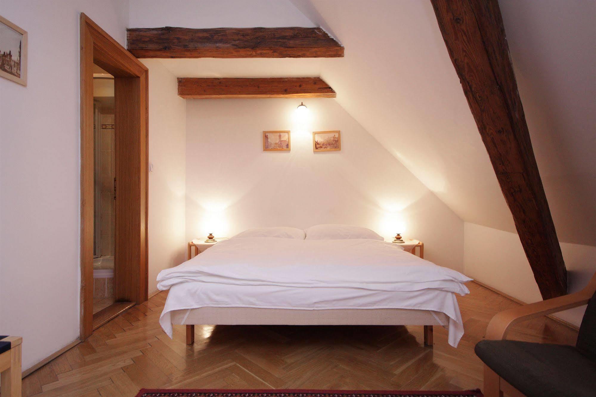 The Green Garland Pension Praga Exterior foto