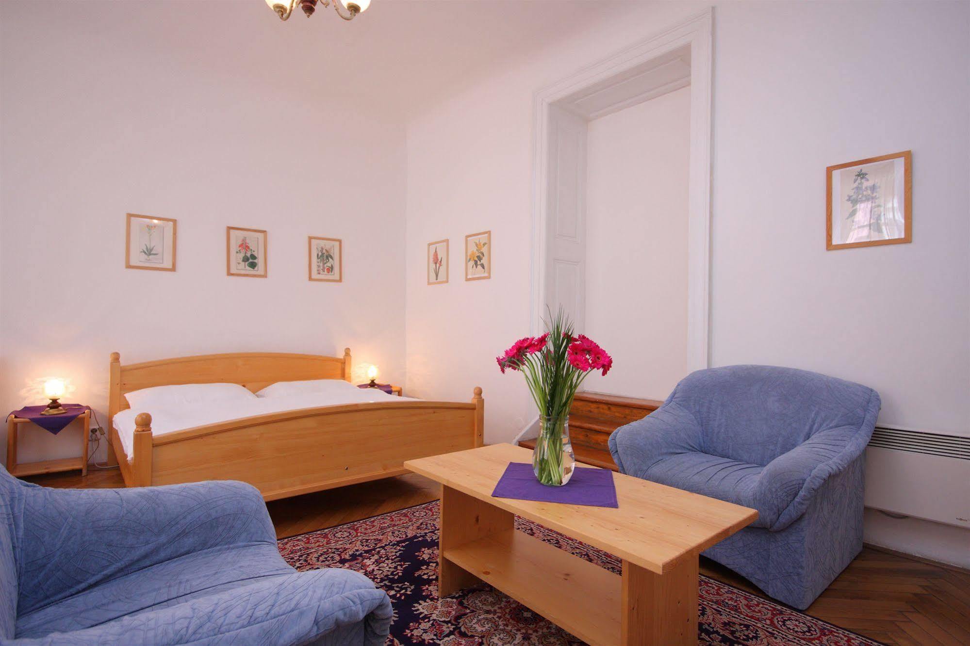 The Green Garland Pension Praga Exterior foto